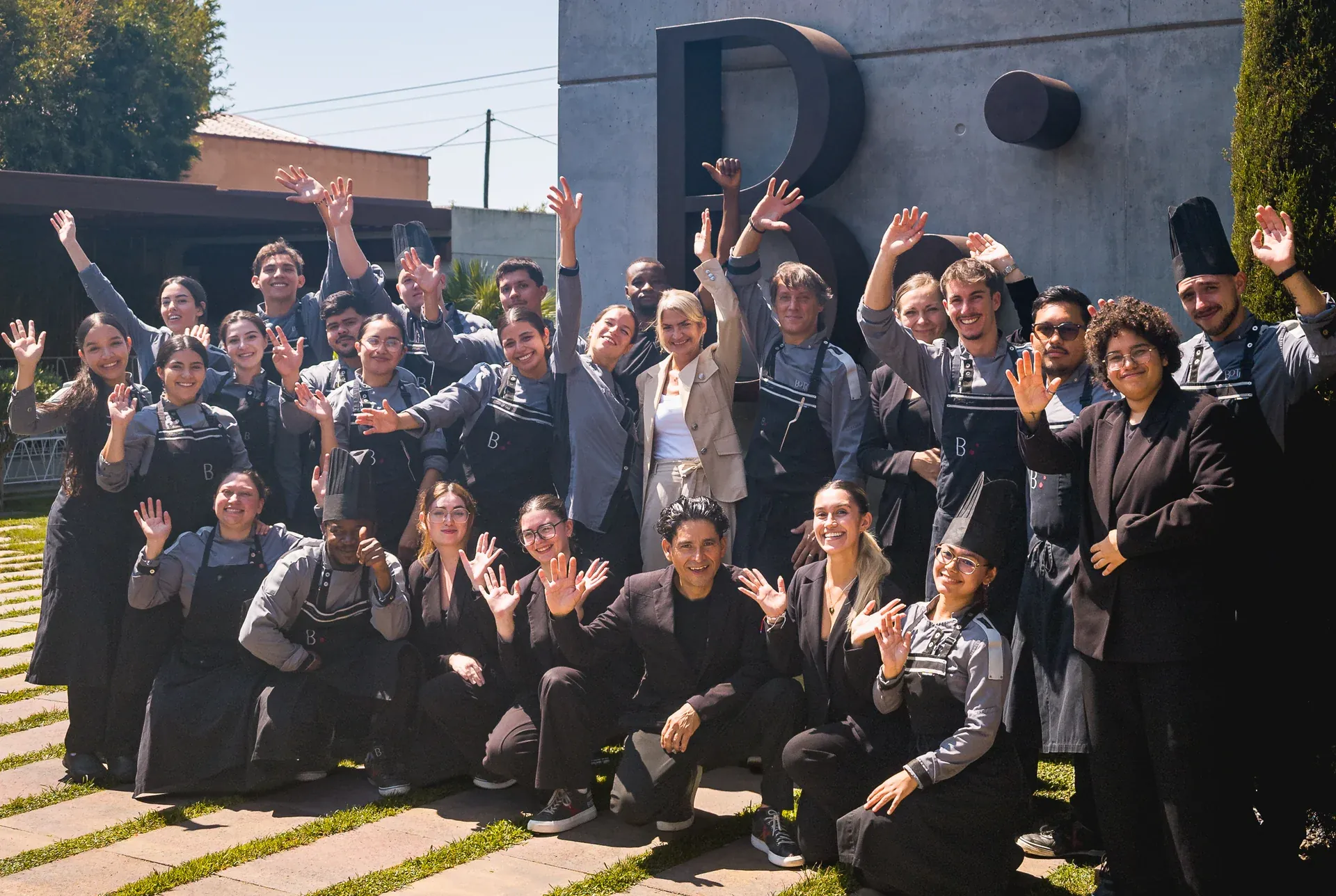 El equipo de Bo.TiC frente a la entrada del restaurante.