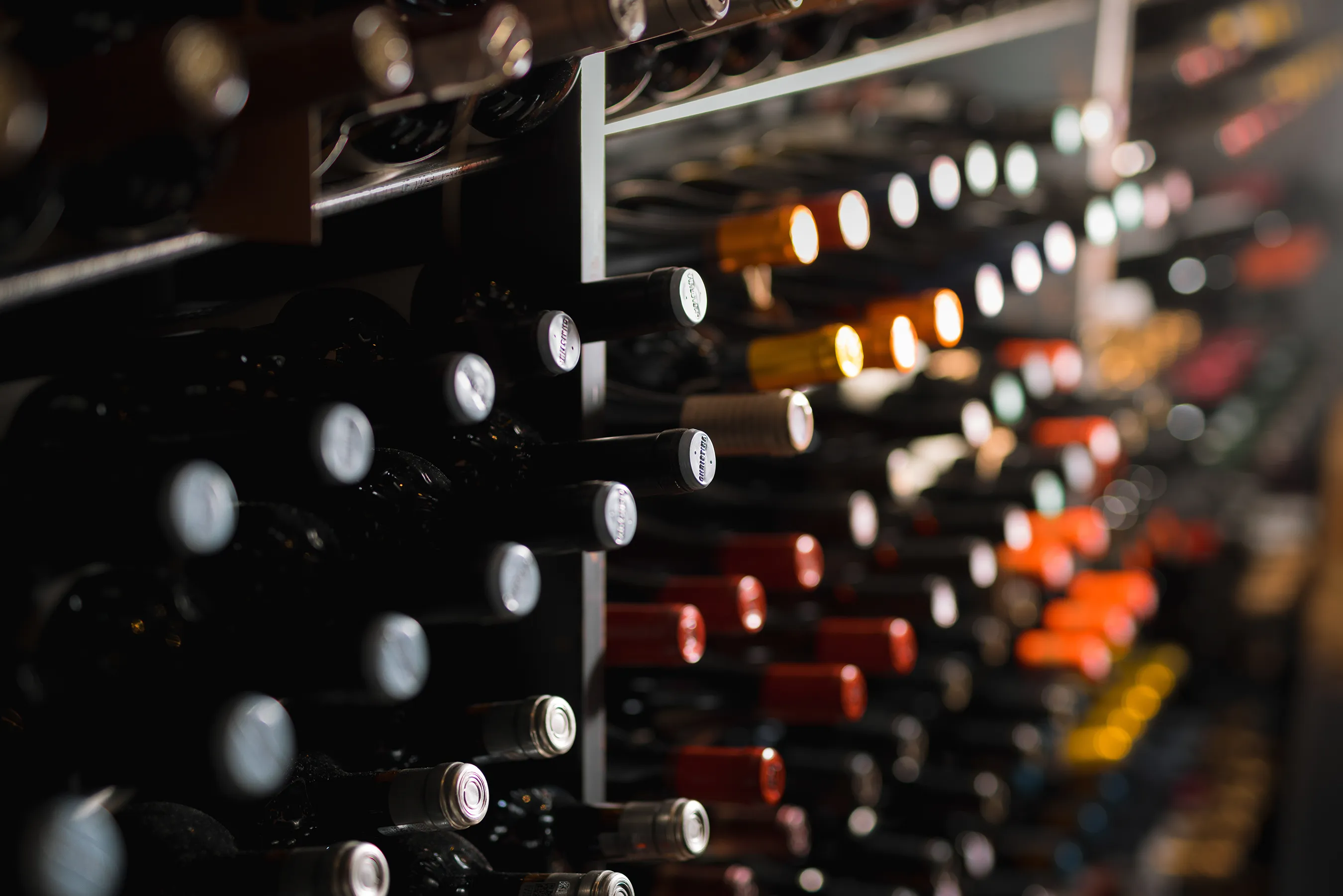 Bodega con materiales naturales del restaurante Bo.TiC